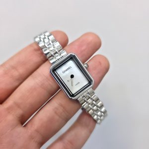 Alternative view of ساعت زنانه چنل بند فلزی صفحه نقره‌ای (E) کد W042 (nx)